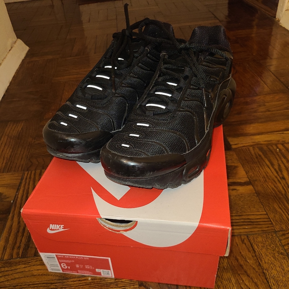 Nike Air Max Plus "Black" Grade School Boys' Shoe